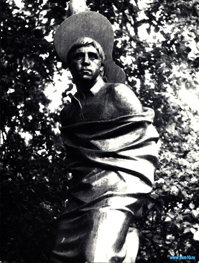 Памятник В.Высоцкому на Ваганьковском кладбище